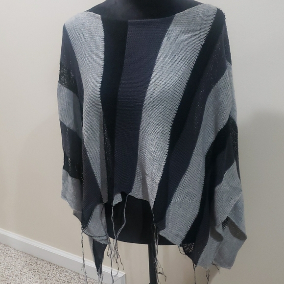 CHIC VERTICAL STRIPPED FRINGED PONCHO - BLACK & GREY - Picture 5 of 13